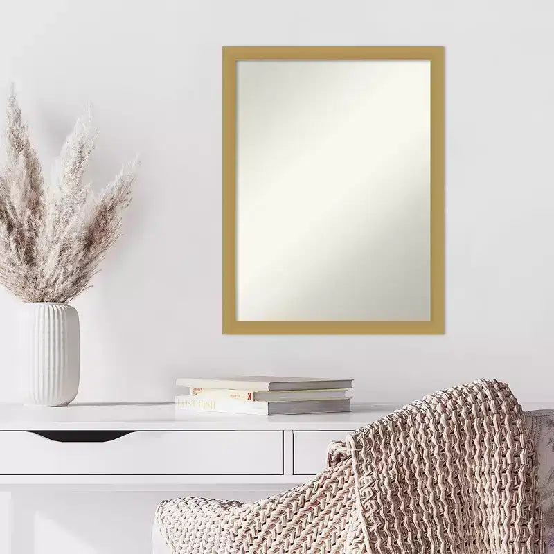 Miroir mural étroit doré brossé Grace non biseauté : Miroir de courtoisie rectangulaire moderne avec matériel de montage inclus