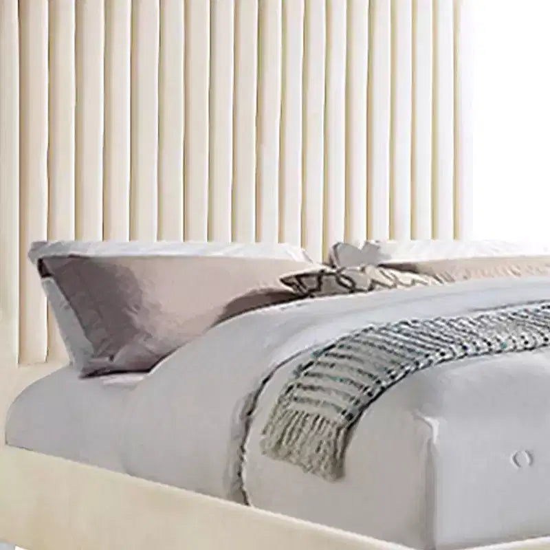 Lit velours beige : luxueux, capitonné, cadre en bois, textile acrylique