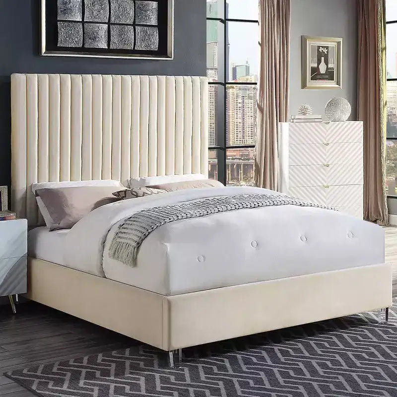 Lit velours beige : luxueux, capitonné, cadre en bois, textile acrylique
