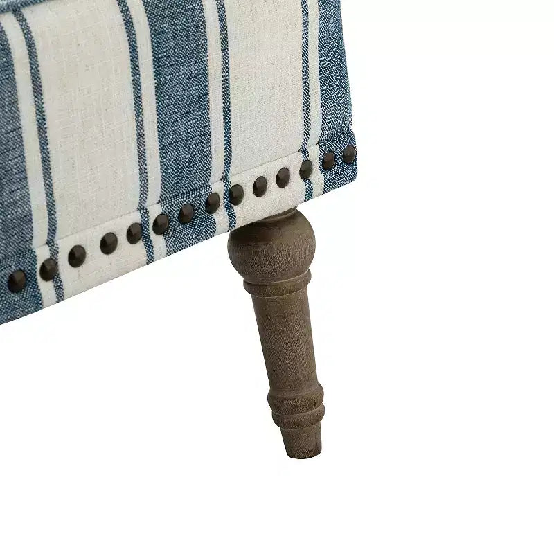 Fauteuil de chambre à coucher en bois rembourré avec garniture cloutée et motif à rayures unique