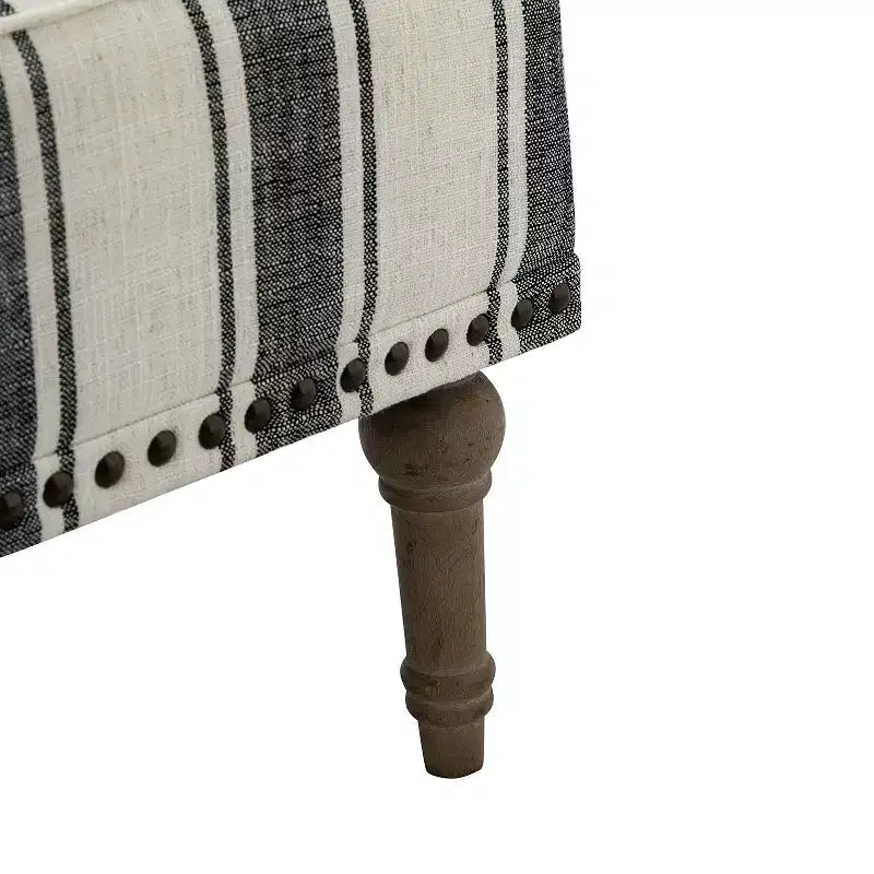 Fauteuil de chambre à coucher en bois rembourré avec garniture cloutée et motif à rayures unique