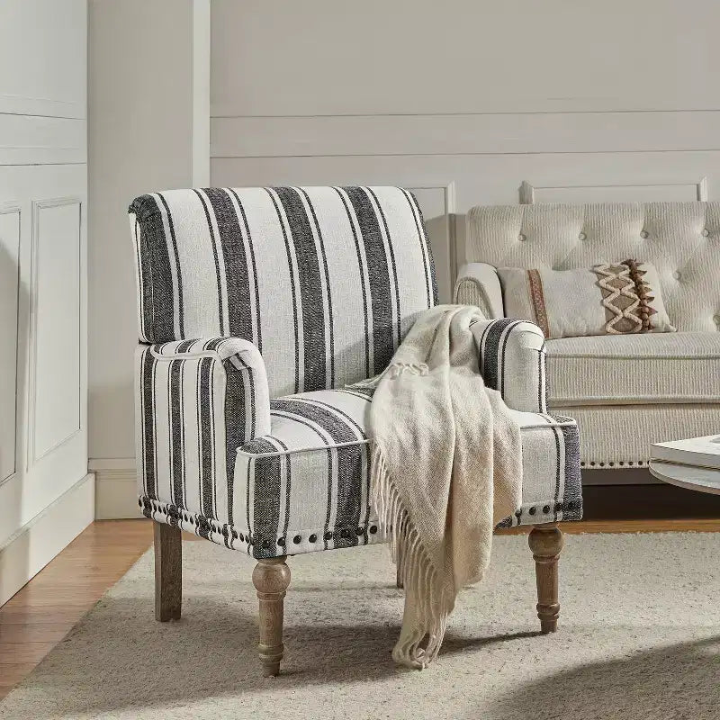 Fauteuil de chambre à coucher en bois rembourré avec garniture cloutée et motif à rayures unique