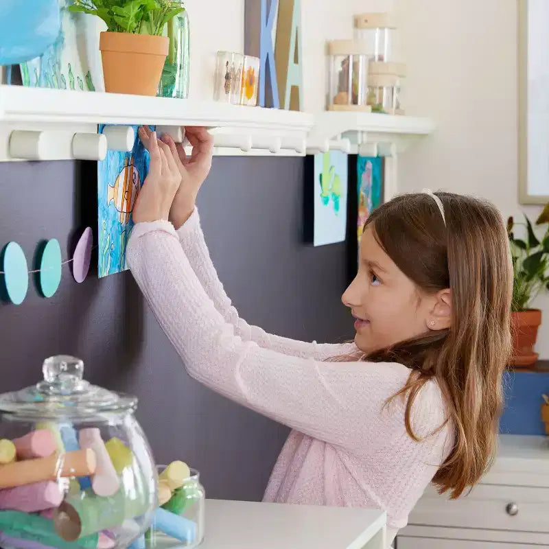 Présentoir d'art pour enfants : Étagère de présentation suspendue pour travaux manuels d'enfants avec crochets magnétiques