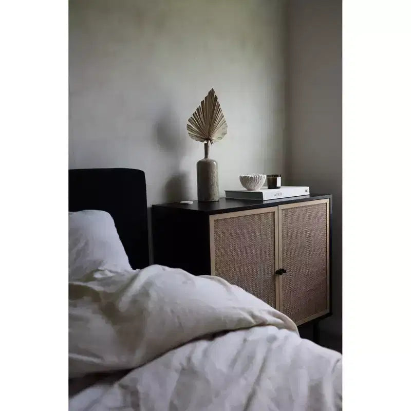Meuble de rangement en bois et rotin