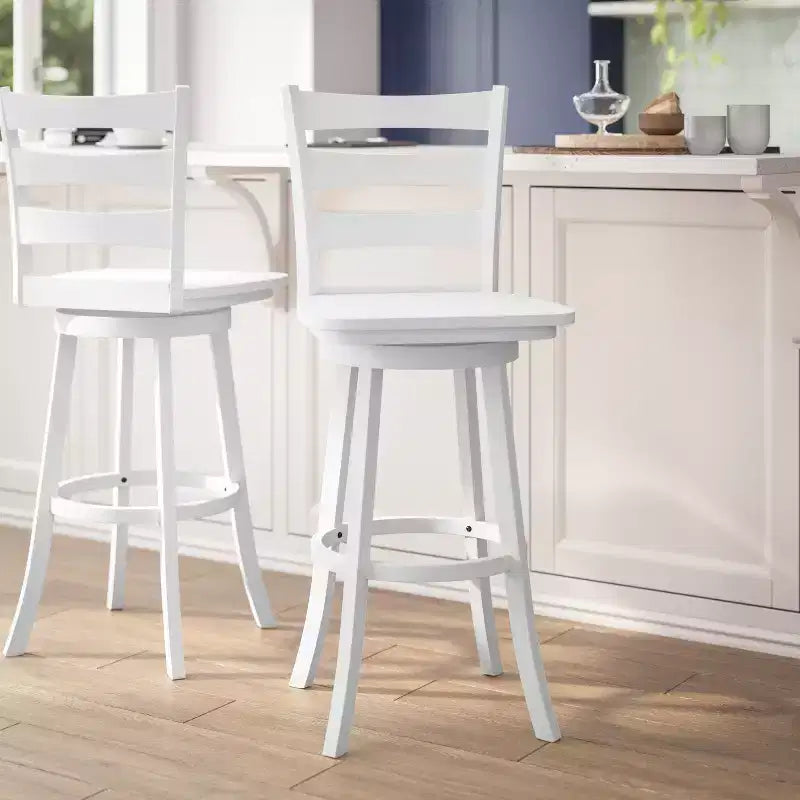 Tabouret de bar pivotant classique en bois à dossier échelle, de qualité commerciale, avec assise en bois massif