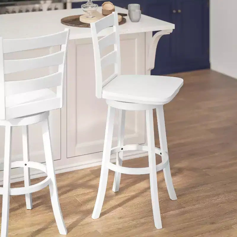 Tabouret de bar pivotant classique en bois à dossier échelle, de qualité commerciale, avec assise en bois massif