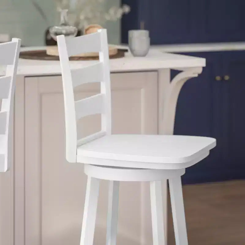 Tabouret de bar pivotant classique en bois à dossier échelle, de qualité commerciale, avec assise en bois massif