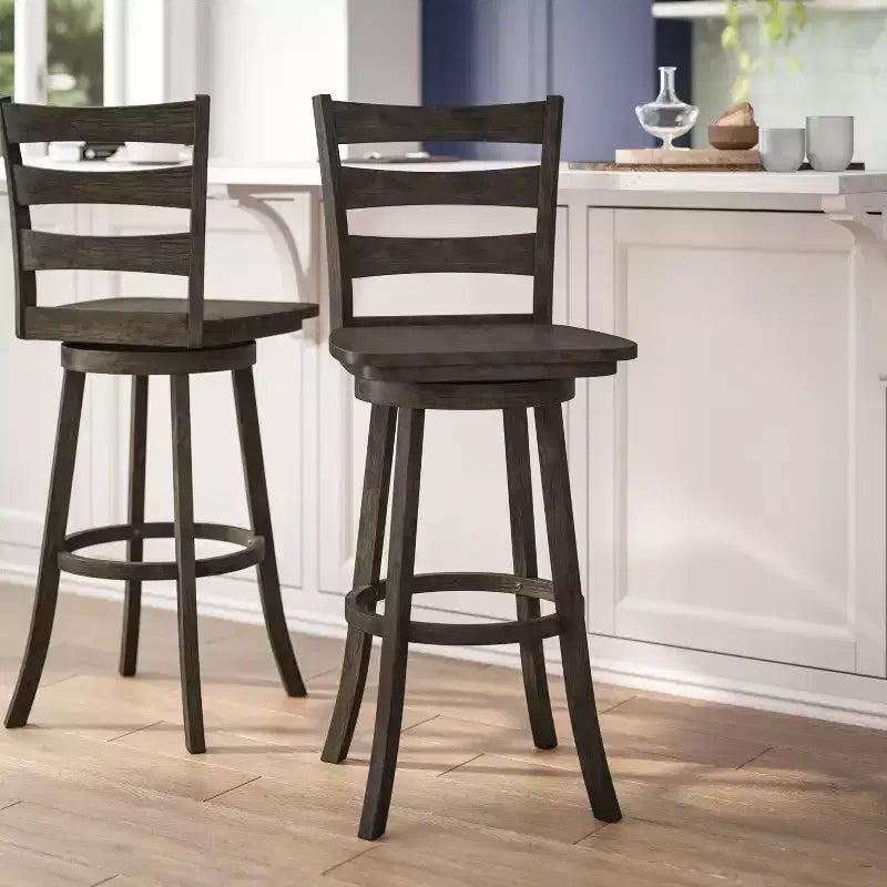 Tabouret de bar pivotant classique en bois à dossier échelle, de qualité commerciale, avec assise en bois massif