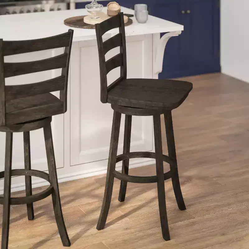 Tabouret de bar pivotant classique en bois à dossier échelle, de qualité commerciale, avec assise en bois massif