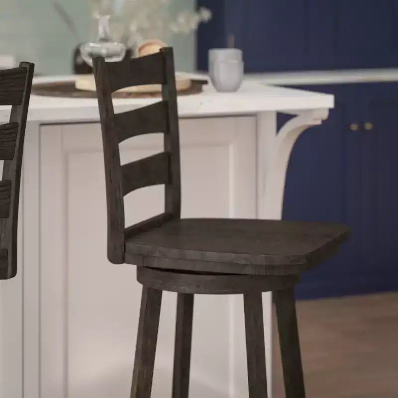 Tabouret de bar pivotant classique en bois à dossier échelle, de qualité commerciale, avec assise en bois massif