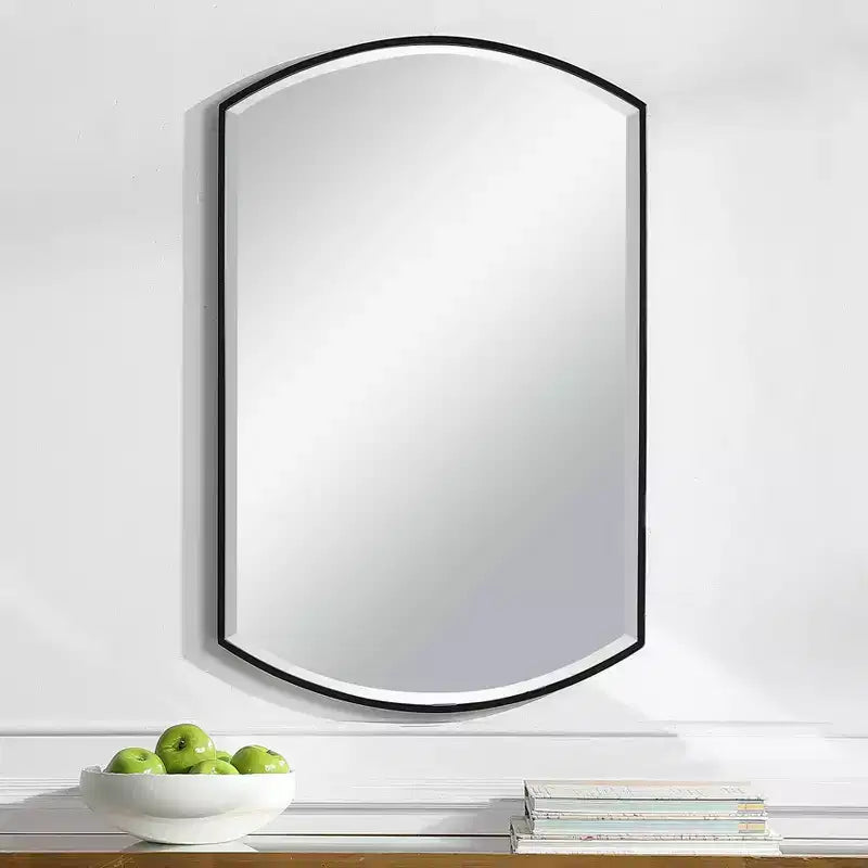 Miroir Mural Décoratif Moderne Biseauté Courbé avec Cadre en Fer Noir Satiné 61 cm de Large pour Salle de Bain Chambre Salon