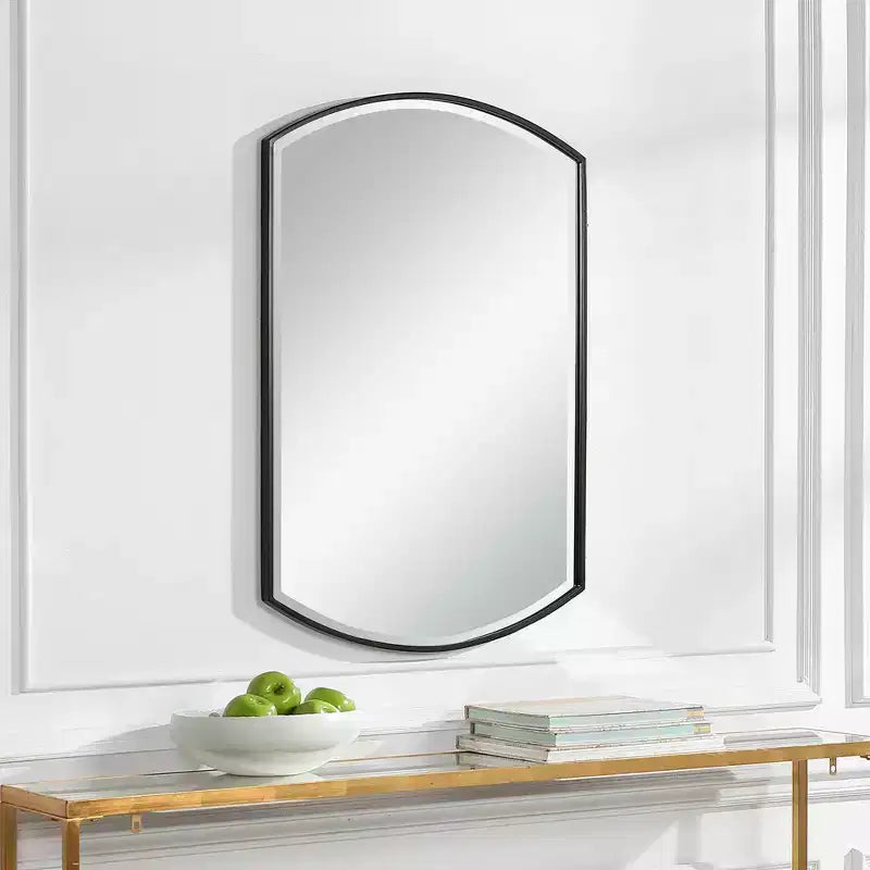 Miroir Mural Décoratif Moderne Biseauté Courbé avec Cadre en Fer Noir Satiné 61 cm de Large pour Salle de Bain Chambre Salon
